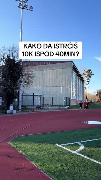 Trening za 10 km (cilj: ispod 40 minuta) 1️⃣Zagrevanje: 15 minuta laganim tempom 2️⃣Glavni trening: 👉3 serije koje se sastoje od: -2000 m nekoliko sekundi sporije od tempa za 10 km (4:02-4:05 min/km) -2 minuta odmora -1000 m nekoliko sekundi brže od tempa za 10 km (3:57-3:55 min/km) -2 minuta odmora -500 m tempom za 5 km (oko 3:50 min/km) -5 minuta odmora pre naredne serije 1000 m sa 85% maksimalnog napora 3️⃣Istrčavanje: 10 minuta lagano Inače, ovaj race-specific trening je izvučen iz mojih tr