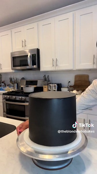 Black on Black Cake Tutorial: Cookies and Cream Flavor