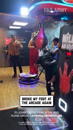 you're not supposed to hit that part... 😩 🤣 #arcade #boxing #punchingbag #punchmachine #punchingmachine #boxingmachine #kickboxing #boxermachine #bagworkout #gymfail #fail #fblifestyle | FailArmy