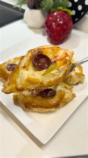 20-Minute Mini Puff Pastry Pizzas #pizza #recipe