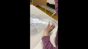 Dès la première année de maternelle, je propose aux élèves de leur « offrir » des mots. Je commence par leur écrire leur prénom en scripte sur une étiquette, puis je leur offre les mots « papa » et « maman ». Quand ils les reconnaissent parfaitement, ce sont eux qui choisissent les mots suivants. Ils ont une pochette individuelle où les ranger. Je et chaque semaine je joue avec eux et leurs mots. Je m’inspire de la méthode de Françoise Boulanger pour les faire « entrer dans l’écrit ». #apprendre