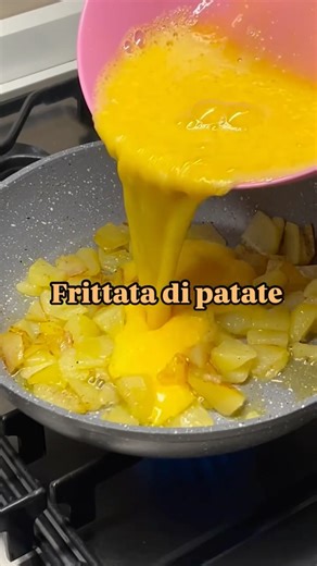 🥔🍳 Frittata di patate: semplice, soffice e irresistibile! Perfetta per un pranzo veloce o una cena gustosa. 😍Scopri come farla gonfia e morbida! Chi ne vuole una fetta? 😍🔥 🥔🍳Frittata di patate per 2-3 persone 4 uova 1 cucchiaio di parmigiano 2 cucchiai di latte Sale qb 2 patate medie Pepe nero Olio evo 2 cucchiai * Sbucciare, lavare e tagliare le patate a pezzetti. * Cuocerle in una padella con 2 cucchiai di olio evo, sale e pepe a fuoco basso con coperchio finché saranno tenere (aggiunge