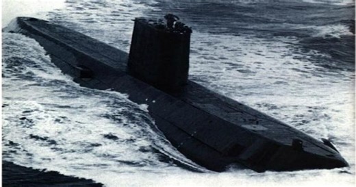 3 august: Submarinul nuclear american Nautilus, primul care a efectuat cea mai lungă călătorie pe sub calota de gheaţă