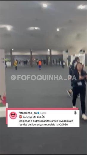 Fofoquinha Paraense on Instagram: "Na noite desta terça-feira (11), após participação em protesto pacífico sobre saúde e clima, um grupo composto por indígenas e outros manifestantes invadiu a zona azul da COP30, centro diplomático da conferência climática da ONU, que acontece em Belém. Correndo da polícia e gritando que era necessário taxar os bilionários, pois “é culpa deles que está quente”, o grupo conseguiu entrar no Parque da Cidade, sede do evento. Além disso, profissionais da saúde e da 