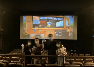4 Friends Rent a Cinema Just to Play Xbox
