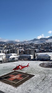 Strahlende Winterkulisse in Einsiedeln – und die Rega im Einsatz. Danke an alle, die jeden Tag bereitstehen, um Leben zu retten. ❄️❤️🚁 | AMEOS Spital Einsiedeln