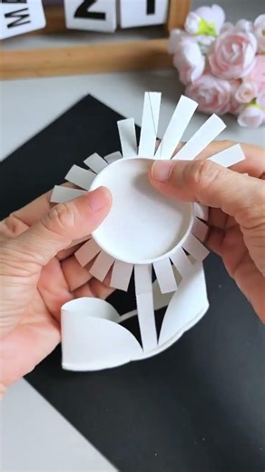 A spring-themed handicraft suitable for kindergarten children to use paper cups to make beautifu