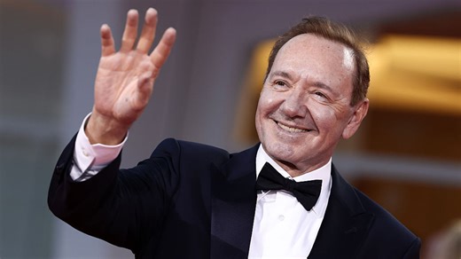 'Homeless' Kevin Spacey Has Surfaced In Israel Doing Sad Frank Sinatra Cosplay