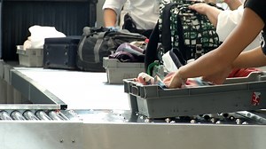 Cum arată noile scannere de bagaje de mână. Aeroporturile din România unde poţi intra în avion cu sticluţe de peste 100 ml