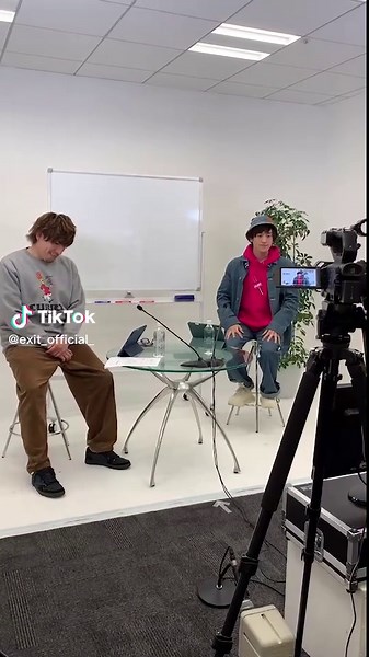 @EXIT チャラ男 @EXIT かねちー(兼近大樹) EXITのオンライントークライブ「#陰パリトーク 〜お前らとの交流〜Vol.22」のオープニングの様子をちょい見せ！🫣アーカイブ配信は1/30(月)18:00から開始！アーカイブ配信チケットはまだまだご購入頂けます🗣