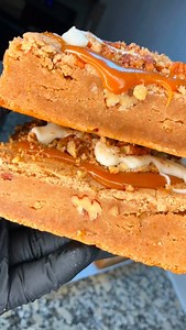 🤤Delicious Butter Pecan Blondies – 🤗Want to know how get that bomb flavor⁉️ 🥄 Roast Those Pecans Brown butter roasted pecans = unmatched flavor. This adds richness, nuttiness, and moisture to your blondies. 🍯 Brown Sugar is Key I use more brown sugar than white. The molasses in brown sugar gives blondies that rich flavor and golden color. 🌰 Whole Pecans, No Chopping Throw whole pecans in the batter and let the mixer do the crushing while blending. It’s quick and keeps the texture perfect. �