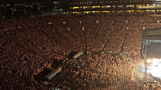 Fans at record-setting Michigan Stadium concert break into a "Seven Nation Army" chant