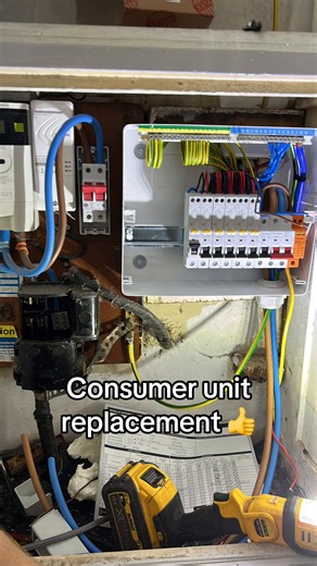 Consumer unit replacement⚡️🔌 #electrician #electriciansoftiktok #milwaukee #tradesman #work