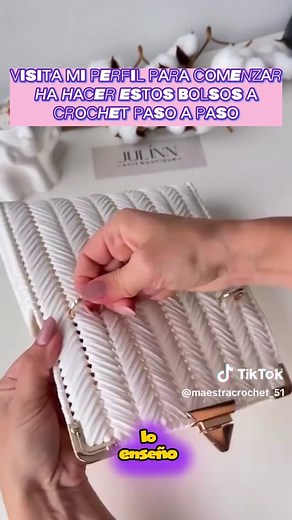 🤍👜 Así se logra que un bolso tejido se vea caro de verdad En este tutorial con transiciones te muestro cómo construyo un bolso blanco en malla crochet con herrajes dorados, cuidando cada detalle para que el resultado se vea elegante y de alto valor ✨💎 Mientras ves el paso a paso, te comparto tips clave para que tus bolsos no se vean artesanales comunes, sino piezas que se perciben finas, limpias y profesionales 🧶🧠 No es solo el color o los herrajes, es cómo los integras, cómo manejas la mal