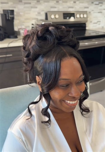 A class act ✨🥰 a timeless style that you can look back on 50 years later 🫶🏾 Hair details: 5x5 Lace closure sewin Hairstyle: Lux high updo with tassels and bridal accessory I use my special technique for the back that hides all tracks and natural hair from being exposed ☺️ so yes you can get a high updo with a sewin without leave out