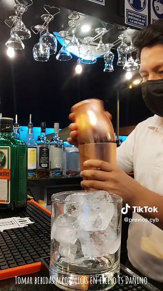 #recetas #cocteles #jagermiester #previos #cocktail #bar #bartender #peru #lima #lurin #barman #tragos #viral #parati JAGER SMASH 2 onzas Jägermeister 1 onza de sumo de maracuyá 3/4 de sumo de limón 3/4 de jarabe simple A disfruta 🎉😋.. Déjanos tu comentario que cóctel te gustaría que publiquemos