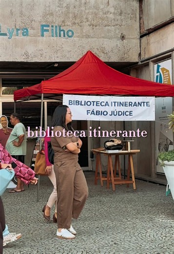 Você já conhecia a Biblioteca Itinerante Fábio Júdice? 👀📚 A proposta do projeto do Favelivro é percorrer por diversos bairros do Rio de Janeiro levando a leitura para lugares onde ela muitas vezes ainda não chega. E a biblioteca marcou presença na FLUIR, a Feira Literária da UERJ! 😍✨ #feiraliteraria #biblioteca #bibliotecaitinerante #booktok #fyp