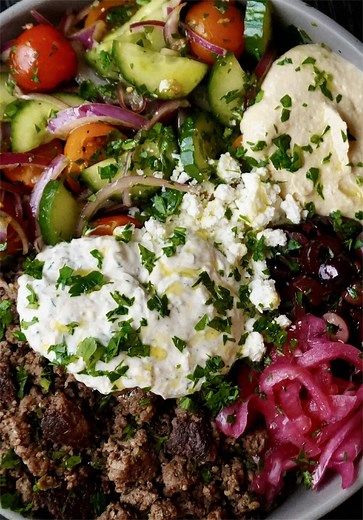 Mediterranean Beef Bowl 🥩🥗🔥 This meal has become one of my favorites! It's easy, quick and insanely delicious — Perfect for a weeknight dinner great for meal prepping! FULL RECIPE ⬇️ INGREDIENTS - Avocado oil spray - 1 lb lean ground (90/10) - 1 tbsp fresh minced garlic - 1 tbsp olive oil - Greek or Mediterranean seasoning blend of choice - Jasmine rice cooked in chicken bone broth Lemon Dill Yogurt Sauce: - 1 cup fat free plain greek yogurt - 1 tbsp fresh minced garlic - Juice of 1/2 a lemon