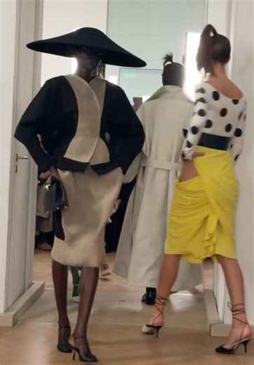 Le défilé « Le Palmier » de Jacquemus en moins d’une minute avec Alex Consani , Awar Odhiang, Deva Cassel, Imaan Hammam, He Cong ! #jacquemus #parisfashionweek #alexconsani #devacassel