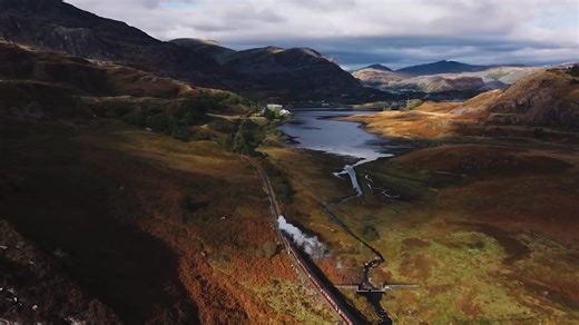 Gorgeous landscapes, wonderful photography… choo choo 🚂 Great British Train Journeys from Above, tonight at 8pm on Channel 4. | Hugh Bonneville