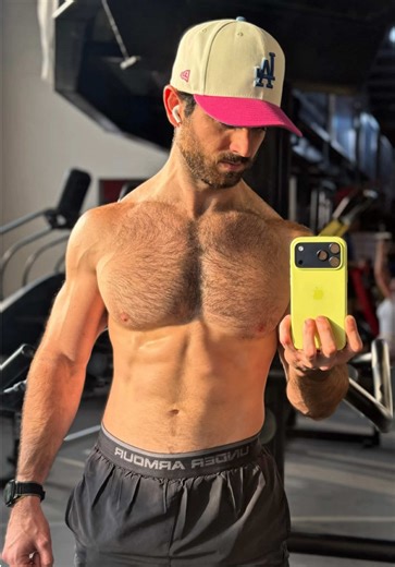 Qonda les comparto rutina buenísima para hombro/ trapecio у obviamente un poco de cardio 💪 4 rondas 10 elevaciones frontales con disco 4 rondas combinado en biserie de 10 jalones con polea baja 10 Encogimientos de hombro con mancuernas 4 rondas de 10 press de hombro unilaterales Y en la parte de cardio 45 minutos (assault bike, ski,remadora, correr) Vamos a darle con todo #hombro #trapecio #gym #cardioworkout #ejercicio