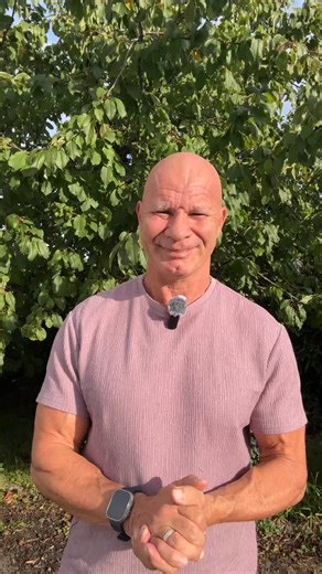 👉 “80 ans et Musclé ! Pourquoi TON corps peut créer du muscle à tout âge” 💪 Tu crois qu’il est trop tard pour te muscler ? Détrompe-toi ! Que tu aies 20, 40, 60 ou même 80 ans, ton corps peut encore fabriquer du muscle. Dans cette vidéo, je t’explique pourquoi il n’y a aucune limite d’âge pour progresser et comment la musculation devient ton meilleur allié santé et longévité. 🚀 La vérité, c’est que même à 80 ans, tu peux développer de nouvelles fibres musculaires, devenir plus fort, plus toni
