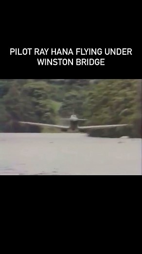Warplane Of Insta on Instagram: "On revient en 1988, la télévision demande au célèbre pilote Ray Hanna de passer sous le Winston Bridge avec un Spitfire pour les besoins de son programme "Piece of Cake" ! A savoir que le pont ne fait que 34 mètres de long, je vous laisse imaginer la difficulté de la demande 😳 ! ——————————————— - ✈️ : Spitfire - 📸 : Inconnu ——————————————— ⚡️join the Discord by following the link in bio ! ——————————————— 👻 private instagram : @cookaynne ——————————————— #spitfi