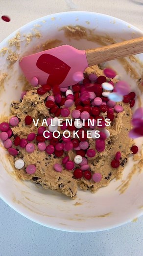 Let’s make valentines day cookies 💌🍪💞 the sweetest treat!! #valentinescookies#valentinesdaycookies#baking#diy#holidaytreat#asmr#satisfying#cooking#date#datenight