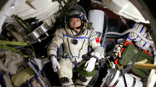 Yang Liwei, China's first astronaut to enter the space, recalled the breathtaking moments of the trip, including a 26-second deadly experience due to the resonance, in his article which went viral on Chinese social media recently. #SpaceLog | CGTN