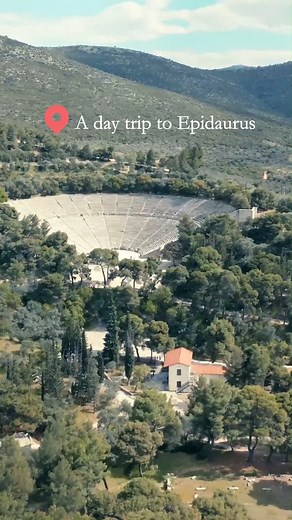 The ancient city of Epidaurus is more than just ruins; it’s a window into Greece’s vibrant history, where nature and ancient art meet by the sea. A coastline of beach vibes, vibrant life and a nightlife you’ve never imagine experiencing! Ready to explore this beauty and its secret locations?🤭 Η αρχαία Επίδαυρος είναι διάσημη για το πιο καλοδιατηρημένο αρχαίο ελληνικό θέατρο, που σίγουρα αξίζει μια επίσκεψη. Αλλά πίστεψέ μας, η Επίδαυρος έχει πολλά περισσότερα να προσφέρει!🎭 Ο γραφικός οικισμός