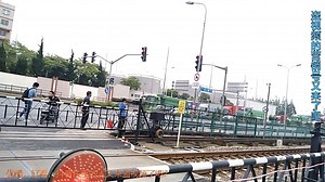 DF4B9143牵引47586次货列通过闸殷路道口