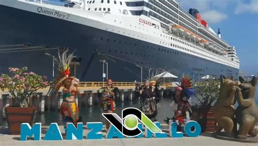 Los integrantes de “Danza Azteca Ithualli” hicieron las delicias de propios y extraños durante la bienvenida a turistas y tripulantes del crucero Queen Mary 2 a Manzanillo. | Visión Costera Colima