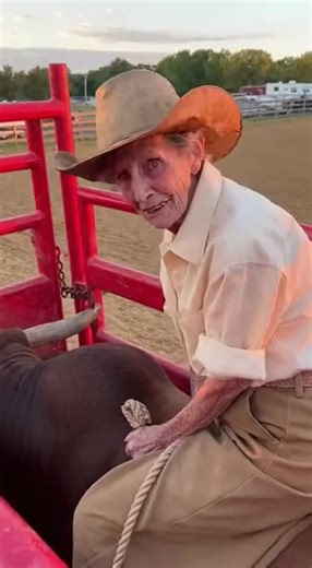 I hope I’m still full of energy when I’m old!!!!!#cowgirl #western #bull #brave #fyp