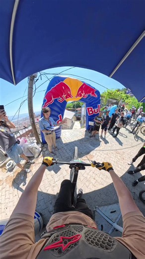 Bursa UrbanDh Race Run🏁 . . . @Red Bull Türkiye @Red Bull Bike #bursayarış #bursaurban #bursaurbandhyarışı #racerun #specialized