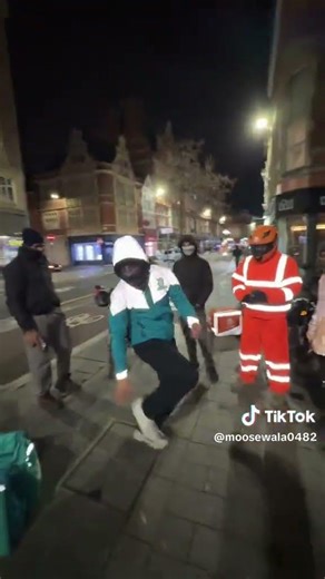 Deliveroo driver got moves 👯‍♀️