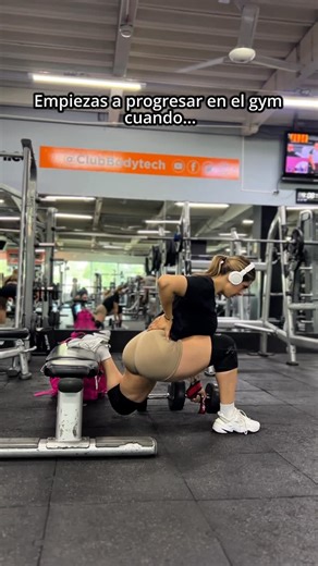 𝐀𝐍𝐆𝐈𝐄 𝐁𝐋𝐎𝐍𝐁 | 𝐅𝐈𝐓𝐍𝐄𝐒𝐒 𝑵 𝑩𝑶𝑫𝒀𝑩𝑼𝑰𝑳𝑫𝑰𝑵𝑮⚡️ on Instagram: "⬇️Aquí te explico: En ejercicios unilaterales como la sentadilla búlgara, cada extremidad trabaja de manera independiente. 👉🏻Si se cambia de pierna sin un descanso previo, la segunda inicia en un estado de mayor fatiga neuromuscular, lo que compromete la técnica: ❌Pérdida de estabilidad ❌Compensaciones ❌Desalineación de rodilla y cadera ❌Mayor riesgo de sobrecarga o molestia Por eso programo pausas de 30–60 seg