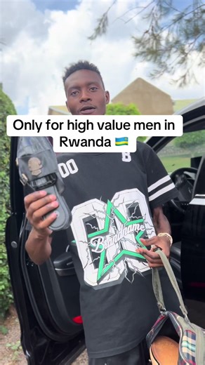 Very classy mule shoes for classy men in Rwanda 🇷🇼 #rwandatiktok🇷🇼 #tiktokrwanda🇷🇼 #kigalitiktok🇷🇼🇷🇼 #menswear #mensfashion