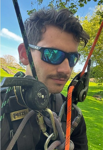 DUAL DESCENDERS = zig zag like positioning !! #petzl #nz #viral #fyp #trees Using a skylotec spark and petzl rig for climbing a tree !!!!