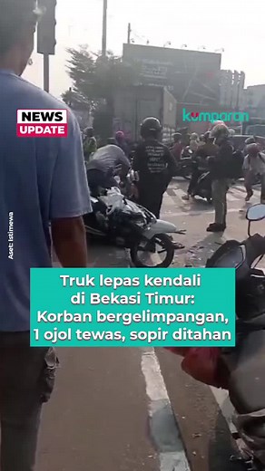 Truk bertonase besar diduga hilang kendali dan menabrak antrean sepeda motor yang berhenti di lampu merah Simpang Unisma, Jalan Cut Meutia, Bekasi Timur, Senin (29/6). Kecelakaan itu menewaskan seorang pengemudi ojek online di lokasi, sementara sejumlah pengendara lain mengalami luka berat dan dilarikan ke rumah sakit. Berdasarkan keterangan saksi, truk melaju dari arah Jakarta menuju Terminal Bekasi dengan kecepatan tinggi. Saat mendekati persimpangan, truk diduga gagal mengurangi laju, menerob