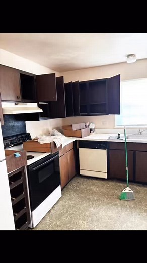 Major flip alert! 🔧✨ 5902 W Hastings Arch is officially on the market—and this one is special. We invested in thoughtful, modern upgrades to elevate this home from dated to dream-ready. ✨ New flooring ✨ New cabinets countertops ✨ Brand-new appliances ✨ Open, modern kitchen ✨ Move-in ready This is what our VIP Listing Service is all about—strategic updates, elevated design, and more money back in our seller’s pocket. Want your home to be our next transformation? Reach out to Betsy Thompson for d