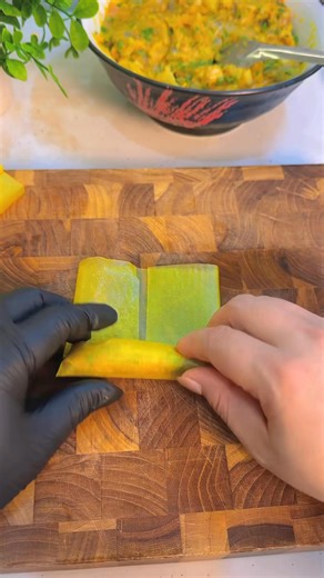 Bí quyết cho món nem lạ miệng là nem bí đỏ tom thịt vỏ nem thì ròn mà trong thì mềm bí quyết ở bình luận nha các bác | Minh Anh Hoàng