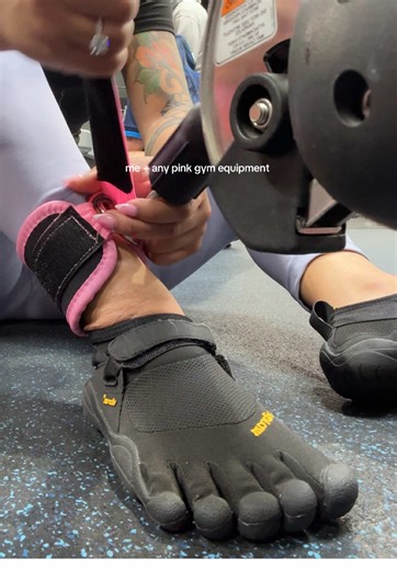 i have pink gloves, pink gym bag and Chile even a pink water bottle. Love lifting like a man but looking like a lady ok?🤣💖 #viral #gymtok #pink #softlife #cablekickbacks