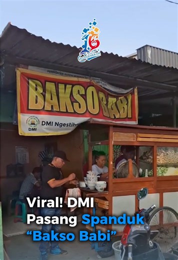 Warung bakso di Padukuhan Cobongan, Kalurahan Ngestiharjo, Kapanewon Kasihan, viral setelah dipasangi spanduk bertuliskan “Bakso Babi” oleh Dewan Masjid Indonesia (DMI) Ngestiharjo. Langkah ini dilakukan karena banyak warga khawatir, terutama pembeli muslim, termasuk yang berhijab, tidak menyadari bahwa warung tersebut menjual bakso non-halal. #RadarBekasi #RadarCikarang #BeritaBekasi #UpdateKalimang