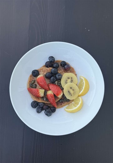 INGREDIENTS (Pancake/Protein Mix) – 200g silken tofu – 1 tbsp pea protein @PulsinHQ – 50g oats – 1 tbsp baking powder – 1 tsp cinnamon – 1 tsp vanilla extract TOPPINGS – Blueberries – Strawberries – Golden kiwi – Maple/agave syrup – Fresh lemon squeeze 🍋 👨🏾‍🍳 HOW TO MAKE IT \t1.\tAdd all ingredients to a blender and blend until smooth & creamy. \t2.\tHeat a pan over medium heat and lightly oil it. \t3.\tPour your mixture into the pan (pancake style or one thick cake). \t4.\tCook for 3–4 minu