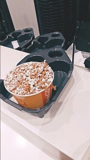 MOVIX京都に会社の同僚と映画の最新作のプペルの観に来ましたとても面白いですね。ワクワクします。単品でキャラメルのMサイズのポップコーン🍿購入しましたよ。とても美味しそうですね。