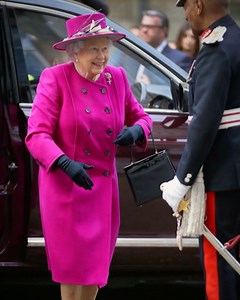 De la jeune femme timide de 25 ans montée sur le trône sans aucune préparation aux cérémonies officielles jusqu'aux engagements politiques d'une femme hors du commun. Elisabeth Alexandra Mary Windsor appelée the Queen a signé un règne historique de plus de 70 ans ! 🇬🇧 "Elisabeth II, le destin d'une reine", un documentaire exceptionnel à voir dans Le Temps dune Histoire ➡️ ce 09/09 dès 20h20 sur La Une et RTBF Auvio | RTBF