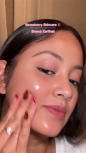 Strawbby Glow Serum , Niacinamide 5%, Panthenol 3% and Centella Asiatica for Glass Skin, 30ml