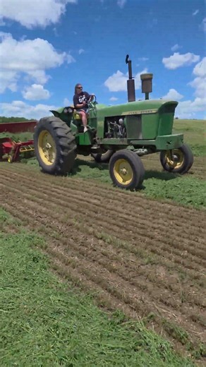 The 1966 John Deere 4020 is still putting the hours in! #johndeere #tractor #hay #farmer #farm