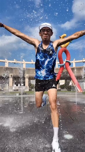 哲睿Jerry｜跑步教練 on Instagram: "這次受邀來實測AKIV 精英比賽背心🎽 廠商說輕量、排汗又透氣 跑起來真的像沒穿一樣涼爽！ 尤其流汗後乾得超快，不怕濕黏悶熱 完全是夏天跑步的好夥伴 這件不只是訓練專用，連比賽也能直接上場 現在輸入【JERRY20】還有 8 折 滿 2000 元台灣免運！ 🔗 購買連結：https://akiv.co/collections/elite-singlets #AKIV #精英比賽背心 #哲睿Jerry #跑步裝備推薦 #夏日跑步穿搭"