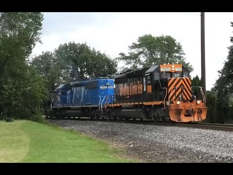 The Wheeling and Lake Erie Train Enters Bellevue Ohio - EMD SD40-2s - Shortline Railroad